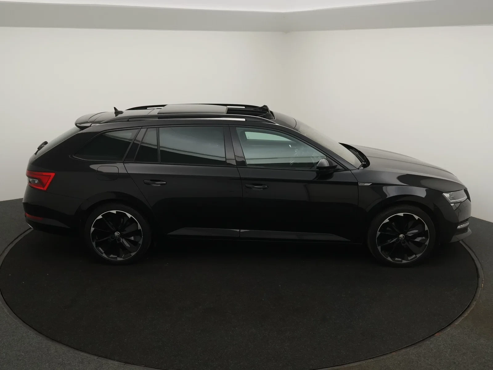 Škoda Superb Combi PHEV Superb Wagon Sportline 1.4TSI iV 218PK *AUTOMAAT*PANODAK*LEDER*TREKHAAK*CAM*CRUISE*PDC*APP-CONNECT*.