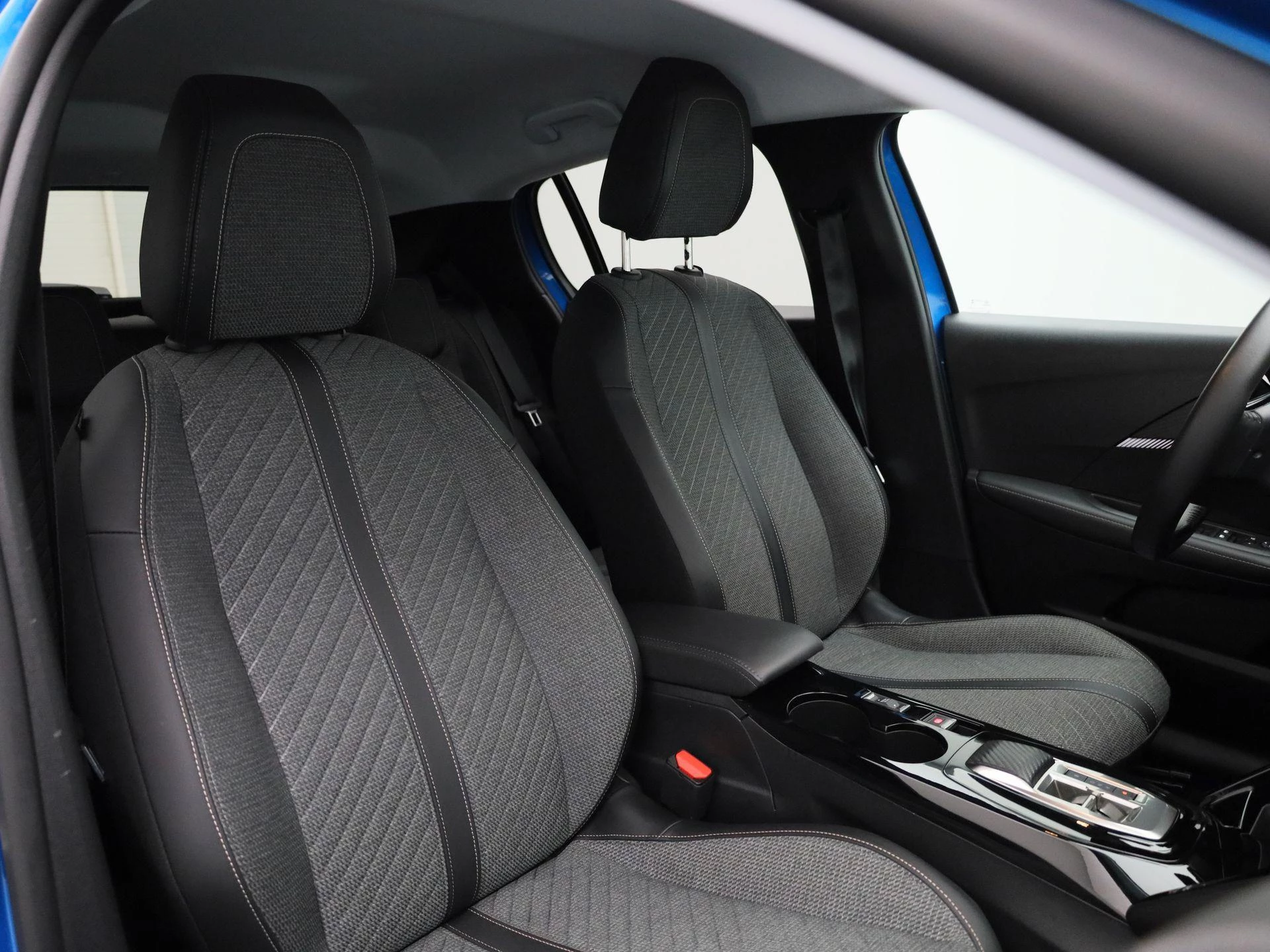 Peugeot-e-208-image-33