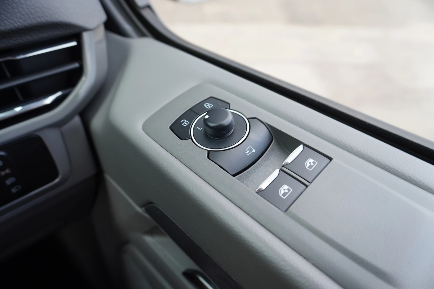 Volkswagen-Transporter-image-50