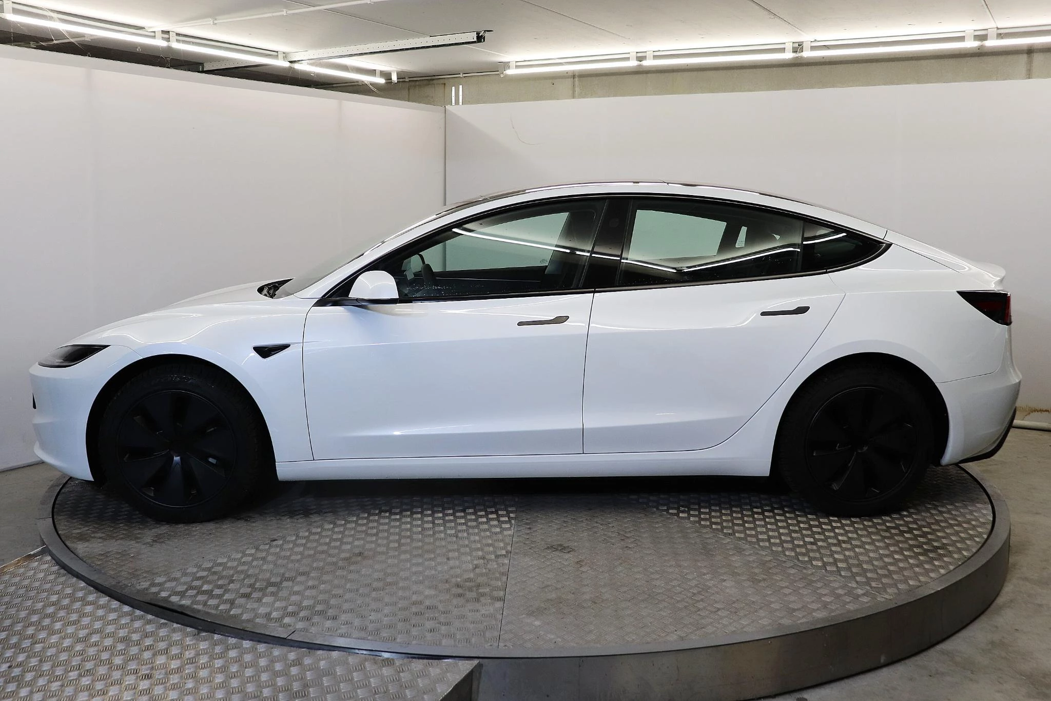Tesla Model 3 RWD