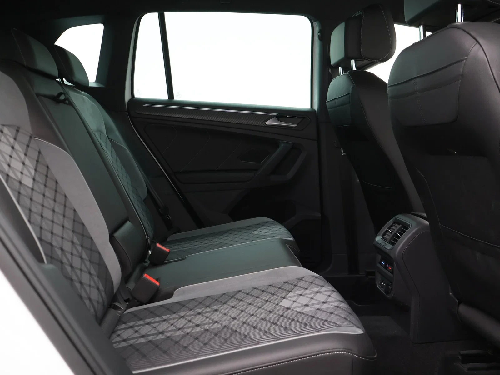 Volkswagen Tiguan R-Line 1.5TSI 150PK *AUTOMAAT*CAMERA*TREKHAAK*ACC*VIRTUAL COCKPIT*NAVI*...*