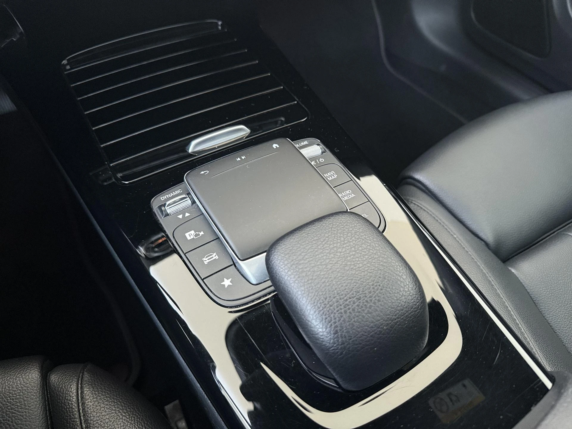 Mercedes-Benz-CLA-image-20
