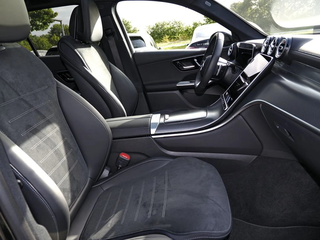 Mercedes-Benz-GLC 220 d-image-11