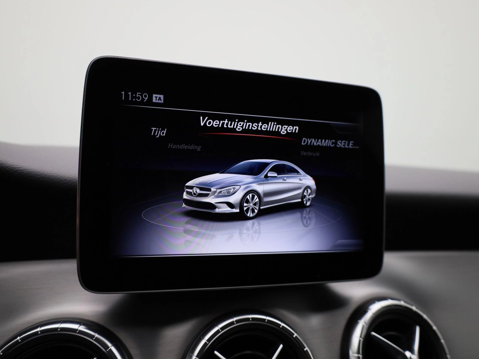 Mercedes-Benz-CLA-image-27