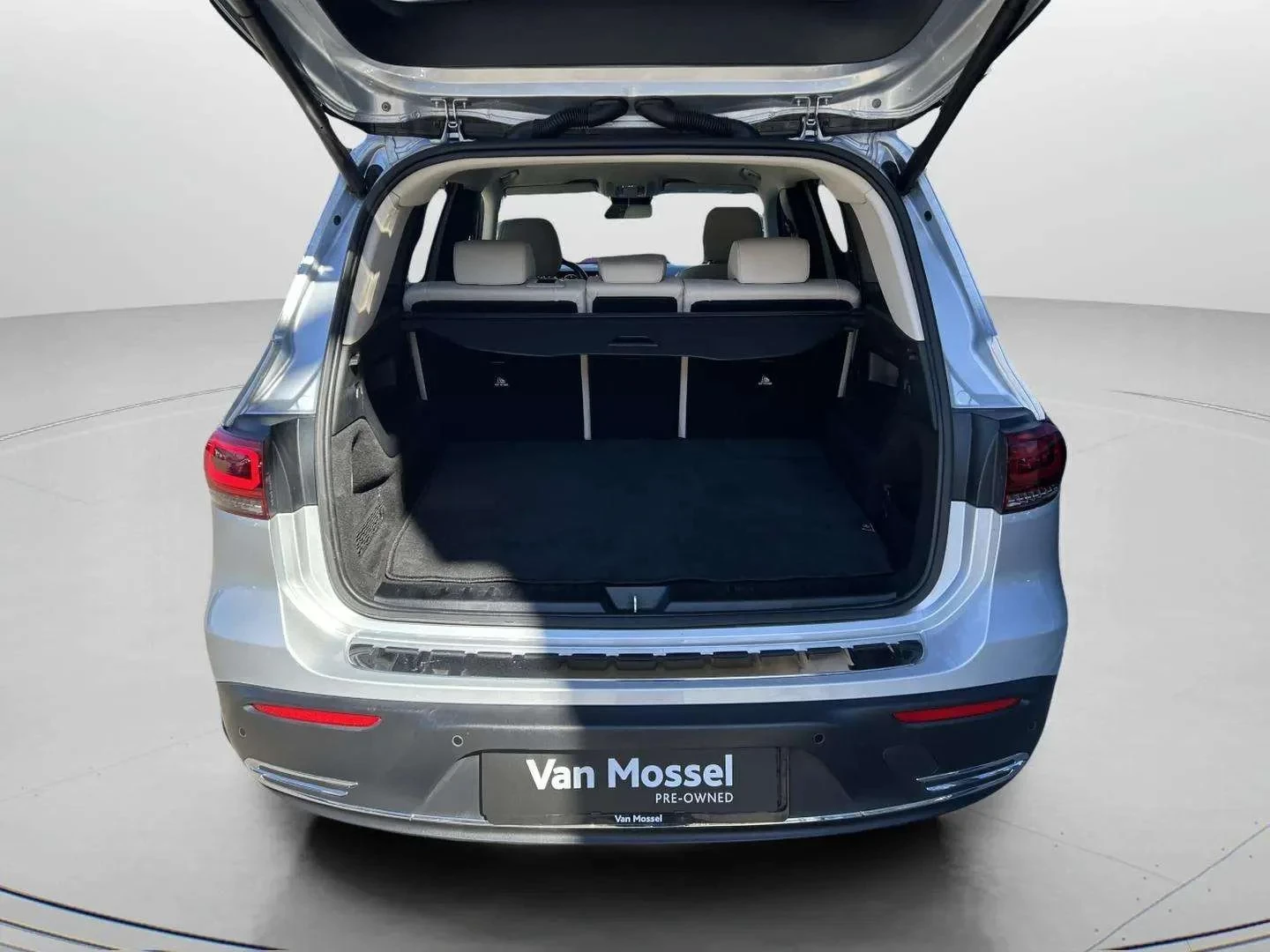Mercedes-Benz-EQB-image-21