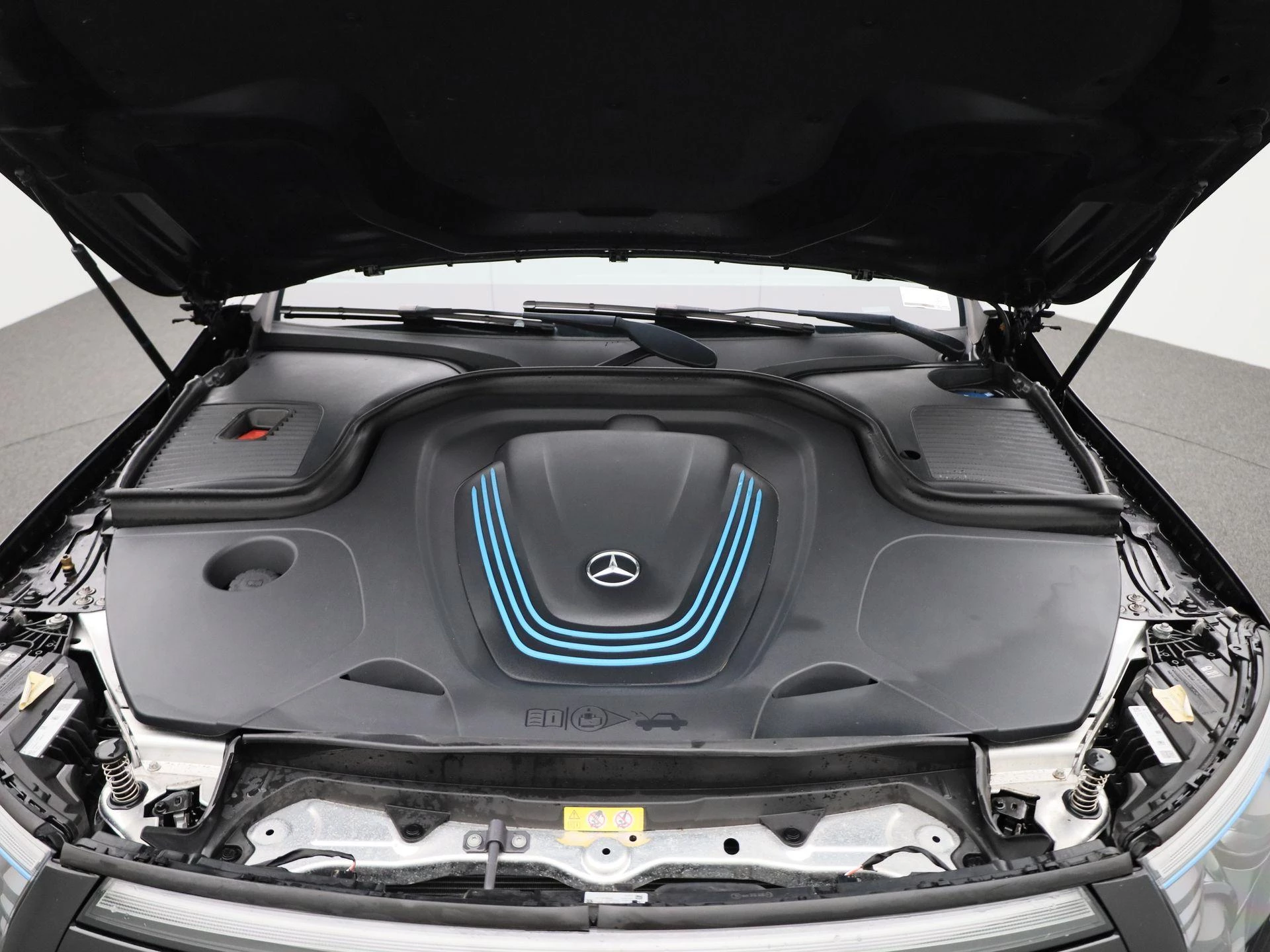 Mercedes-Benz-EQC-image-44