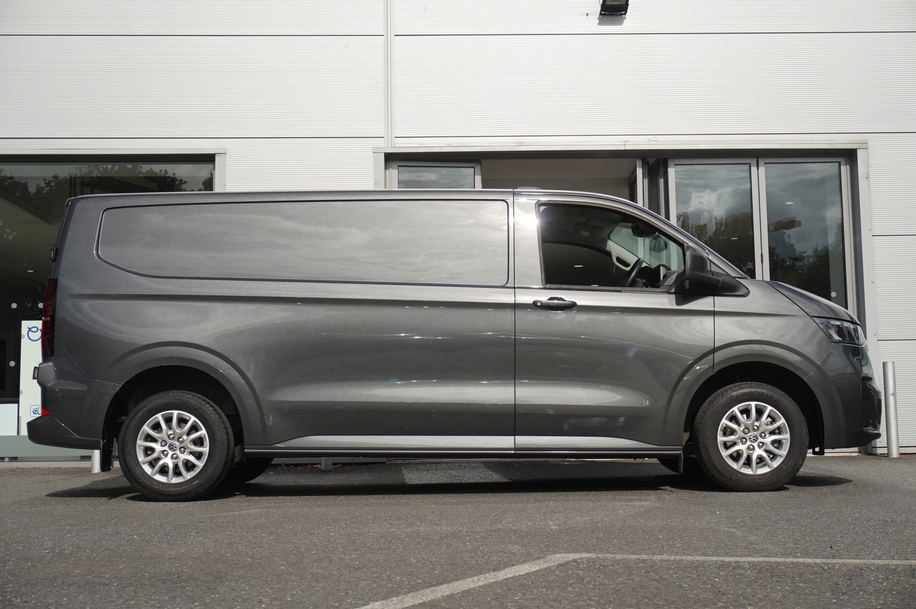 Volkswagen-Transporter-image-3
