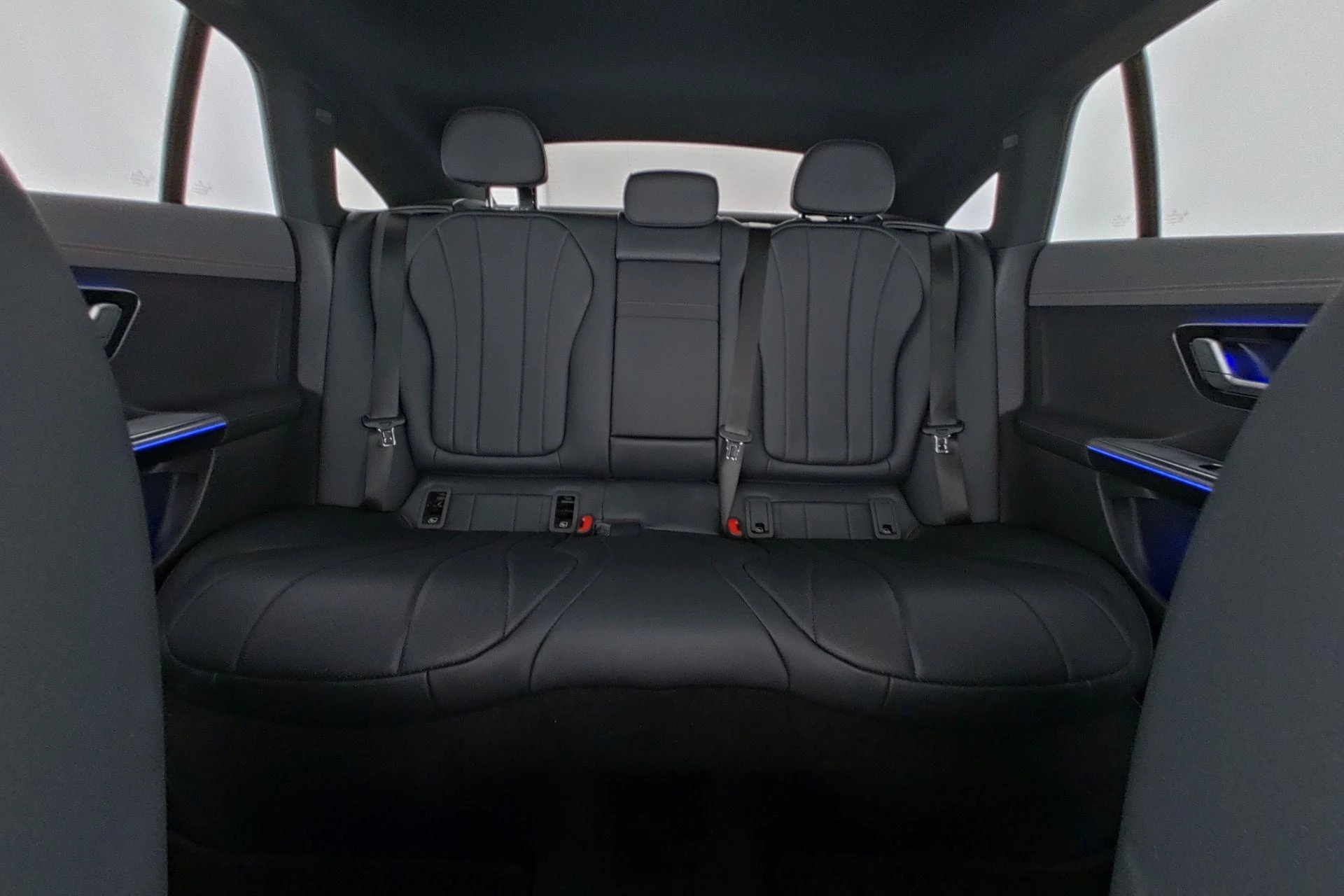 Mercedes-Benz EQE 300 Luxury Line + LEDER + TREKHAAK + CARPLAY + CAMERA +