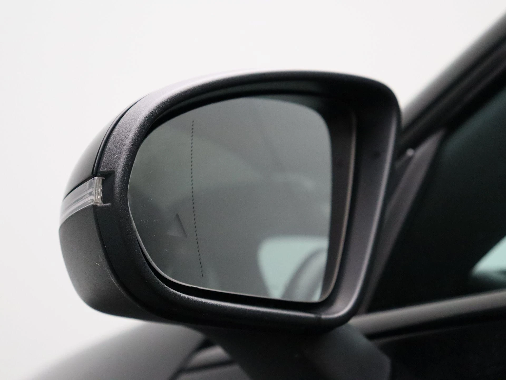 Mercedes-Benz-CLA-image-7