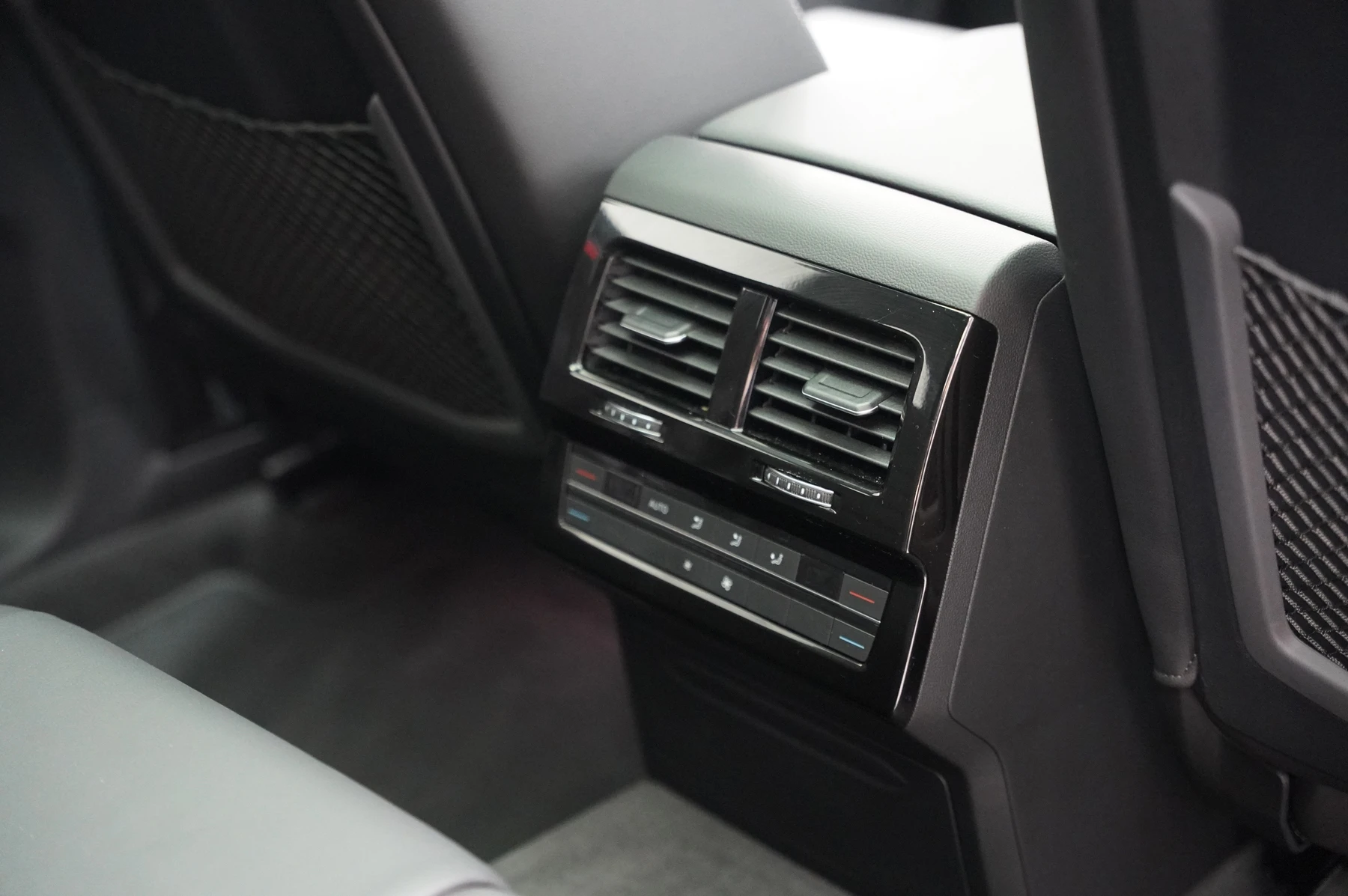 Volkswagen-Touareg-image-33
