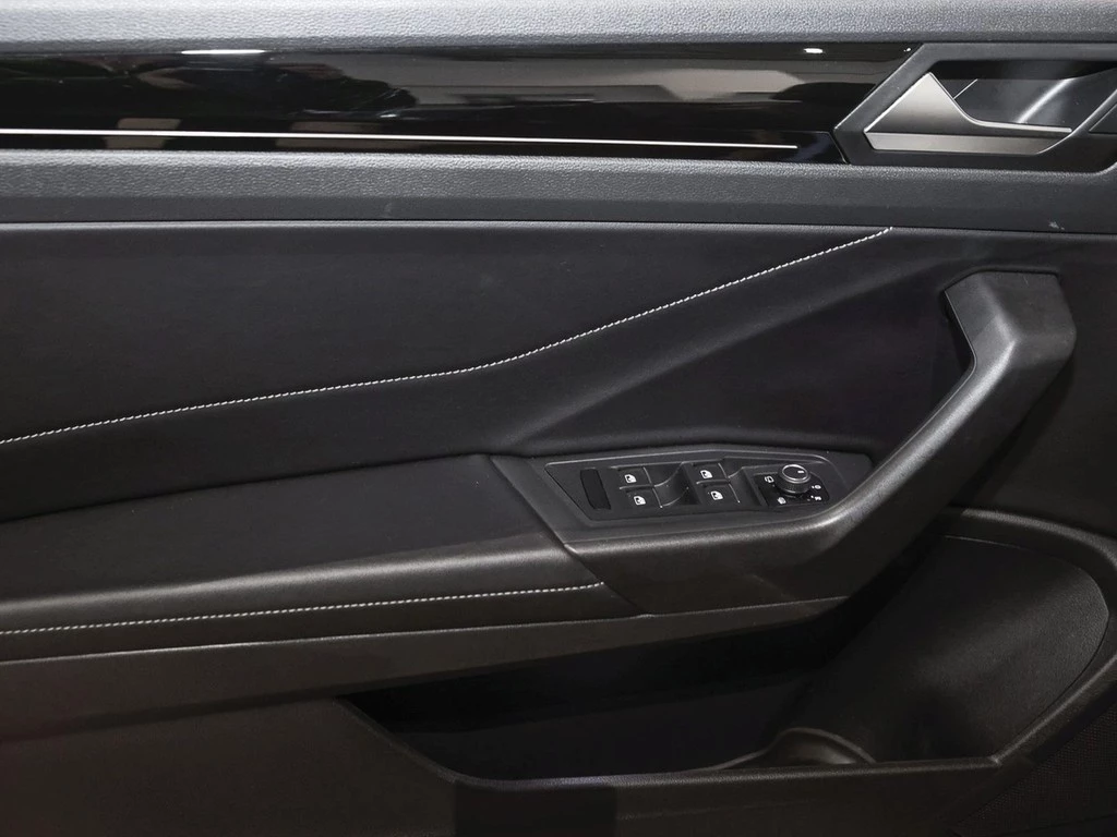 Volkswagen-T-Roc-image-13