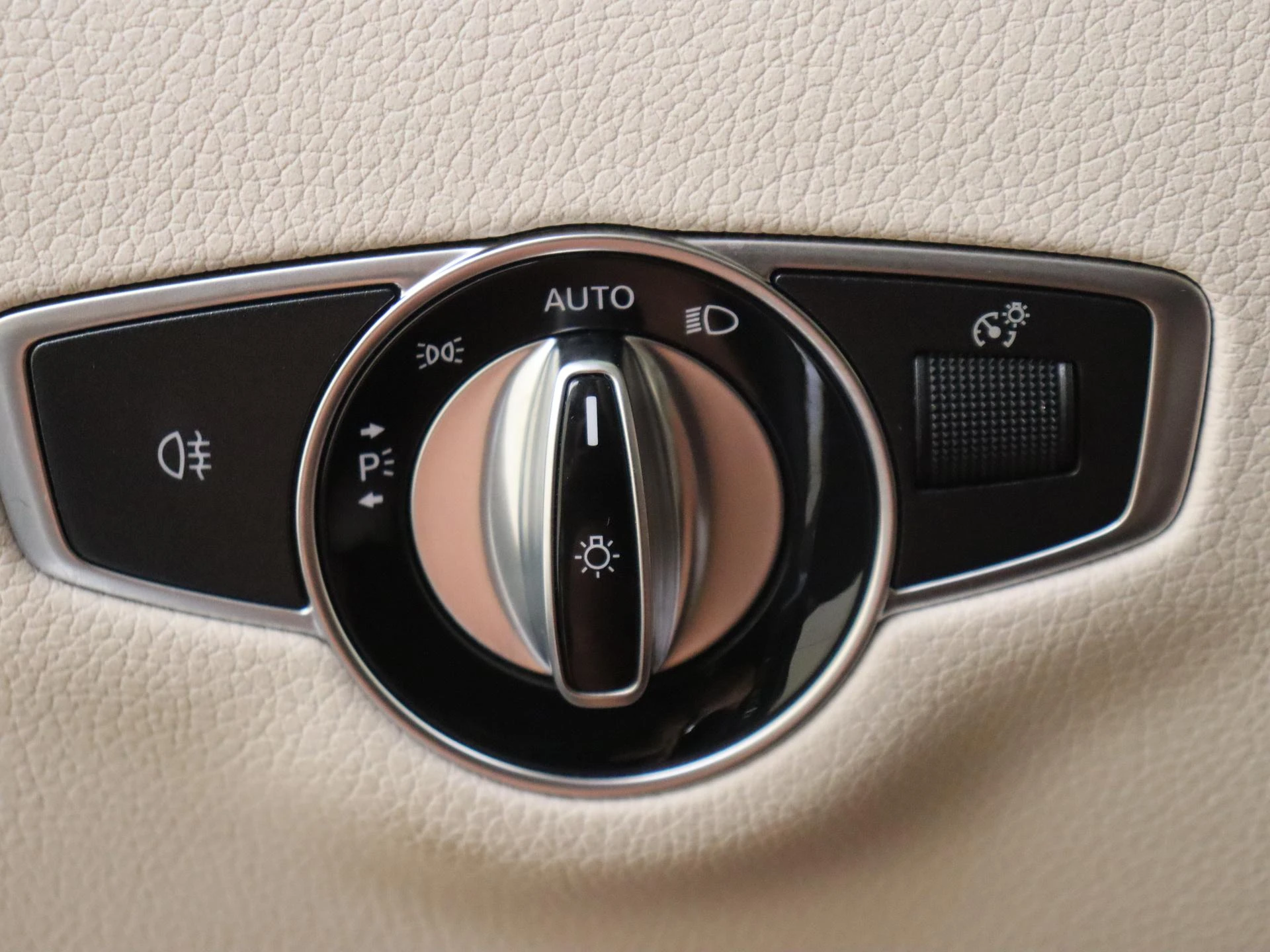 Mercedes-Benz-E-Klasse-image-24