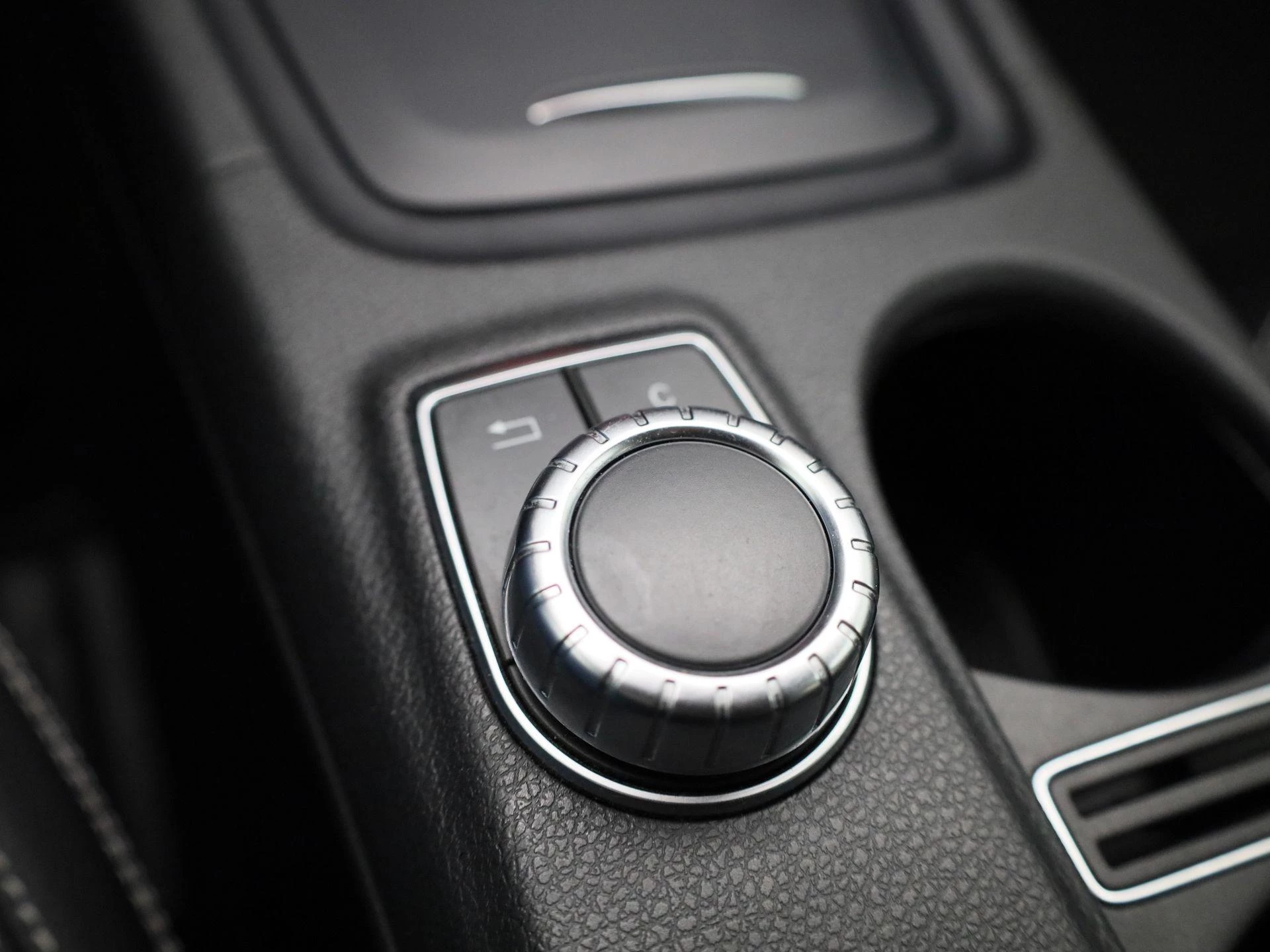 Mercedes-Benz-GLA-image-17