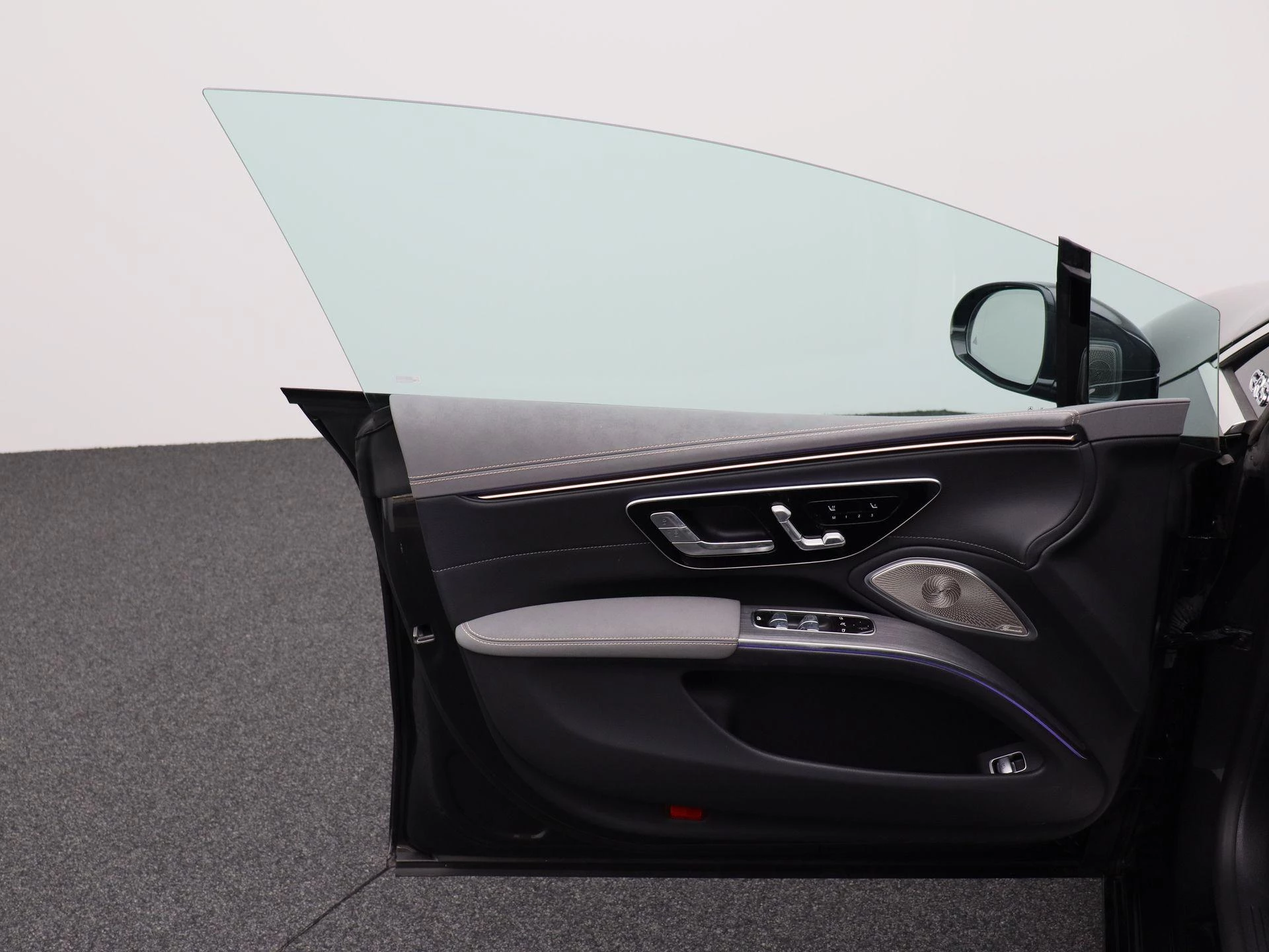 Mercedes-Benz-EQS-image-7