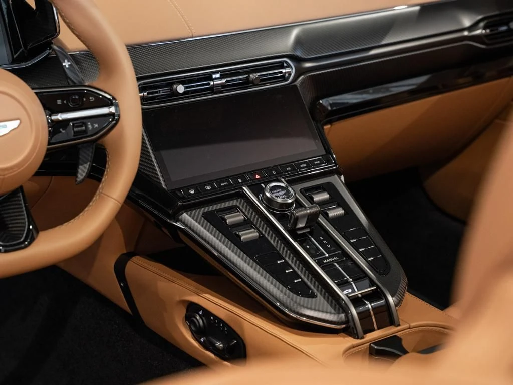 Aston Martin-V8 Vantage-image-10