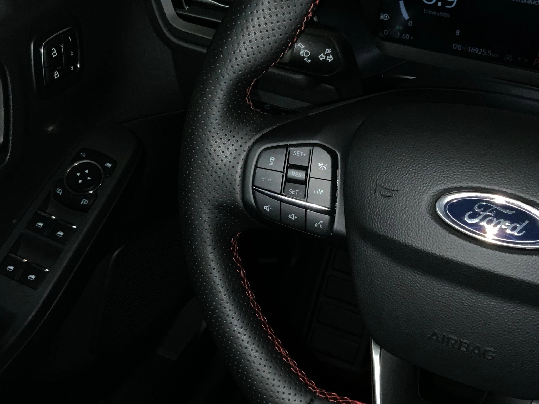 Ford Kuga ST-Line X Aut.*PANO*AHK*360GRAD*LED-MATRIX*NAVI*GRA*WINTER-PKT.