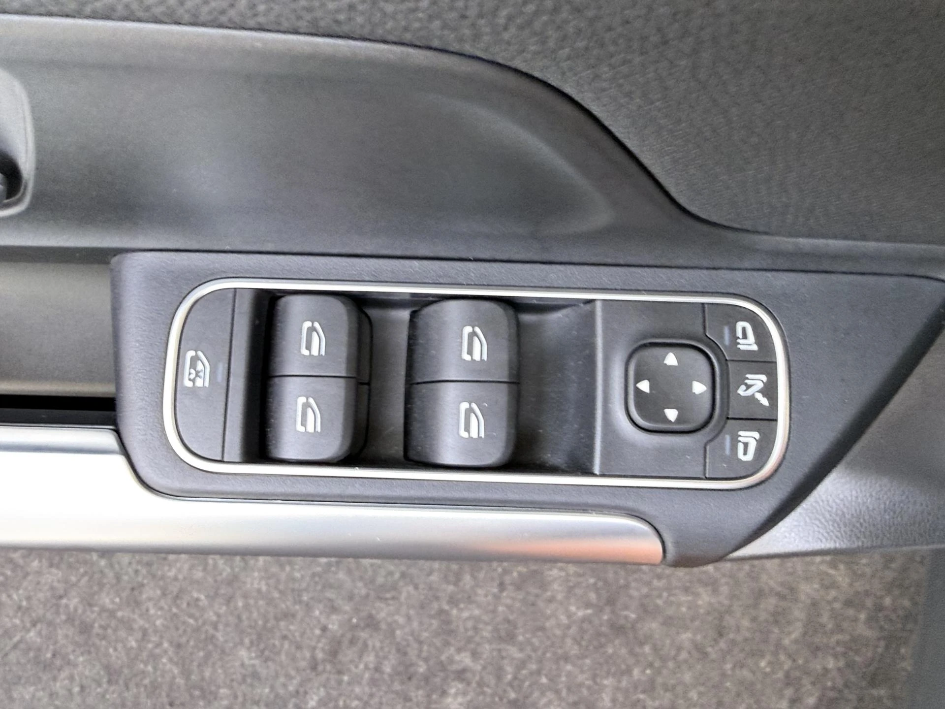 Mercedes-Benz-GLA-image-26