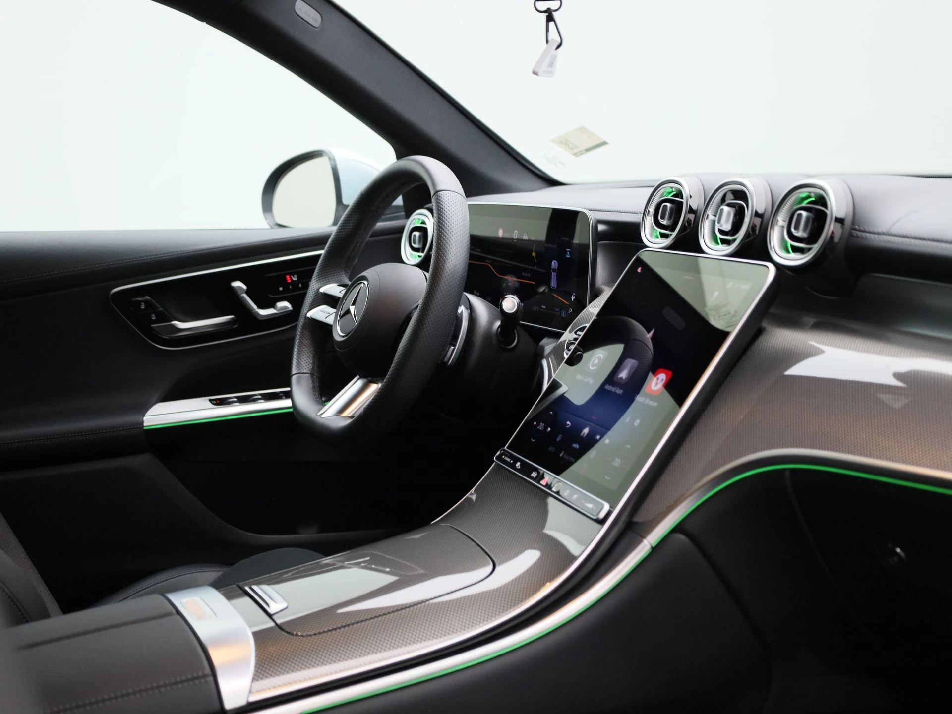 Mercedes-Benz-GLC-image-38