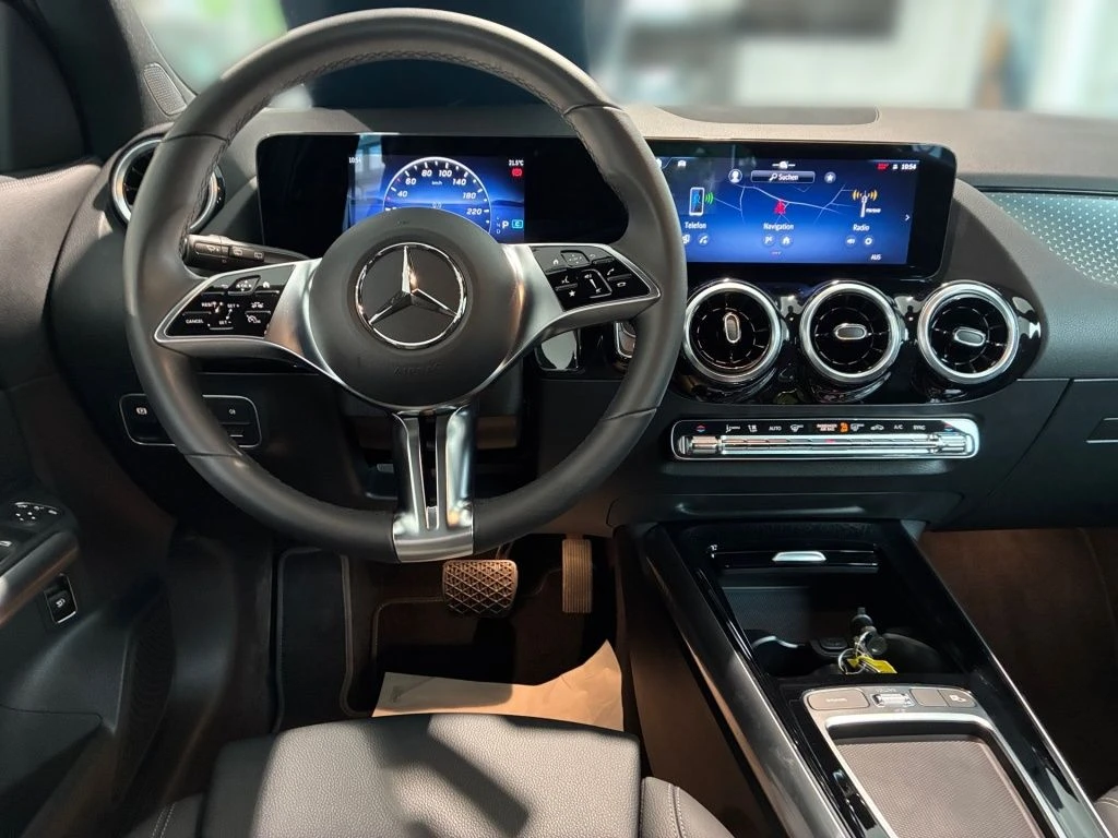Mercedes-Benz-GLA 200-image-10
