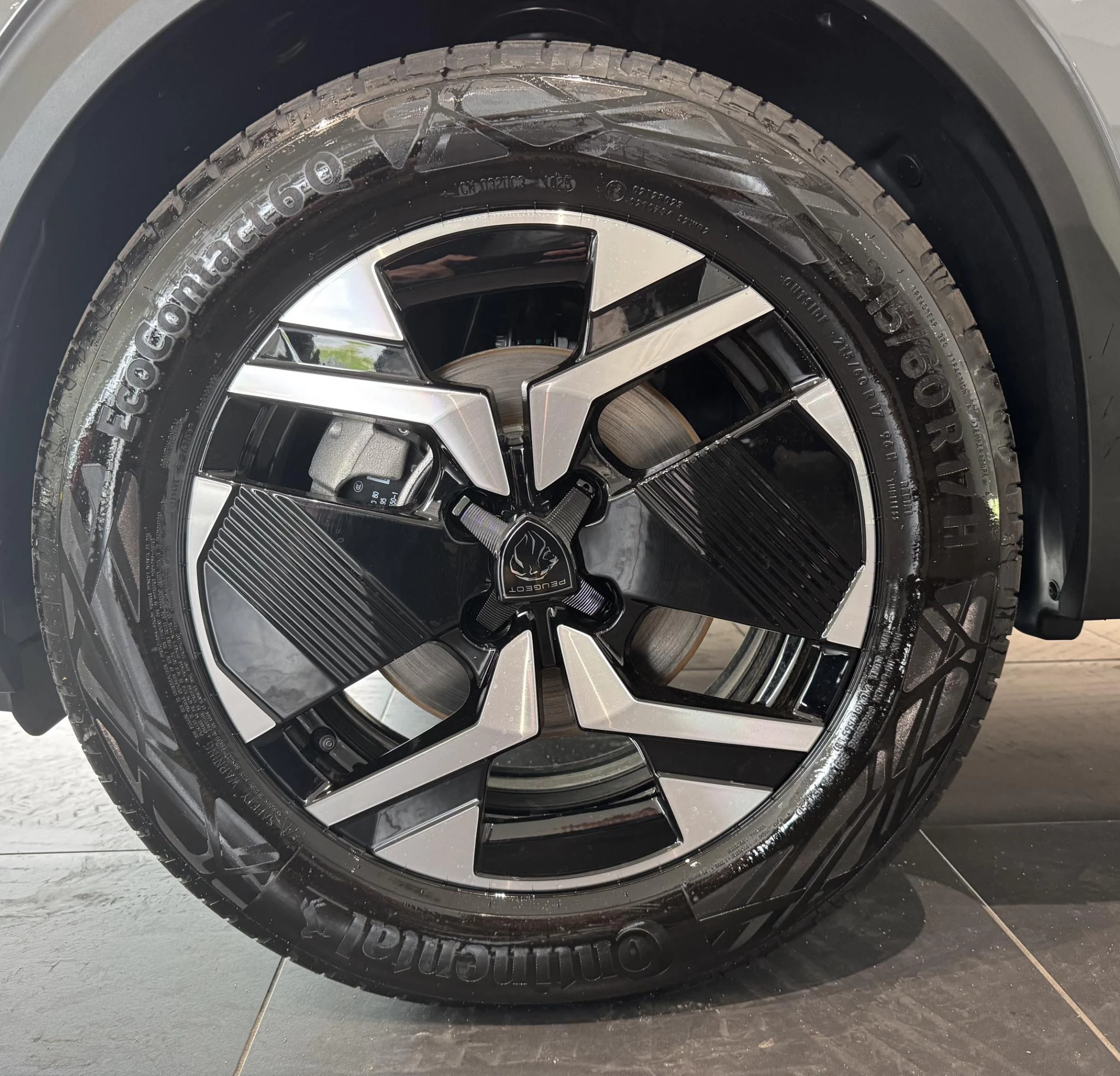 Peugeot-e-2008-image-9