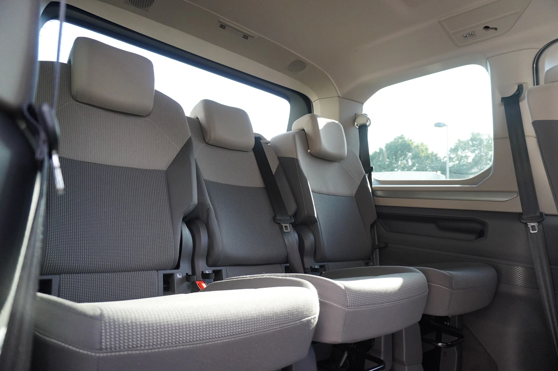 Volkswagen-Multivan-image-12