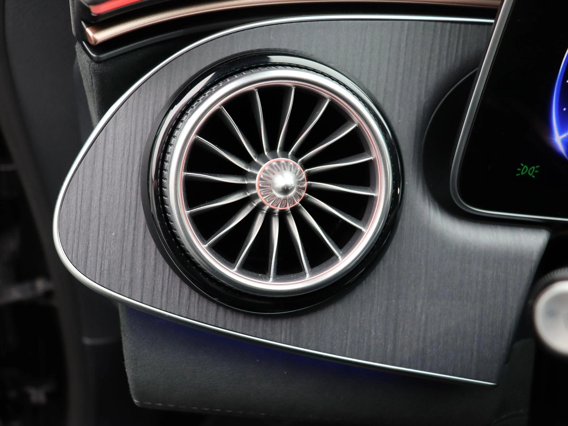 Mercedes-Benz-EQE-image-9