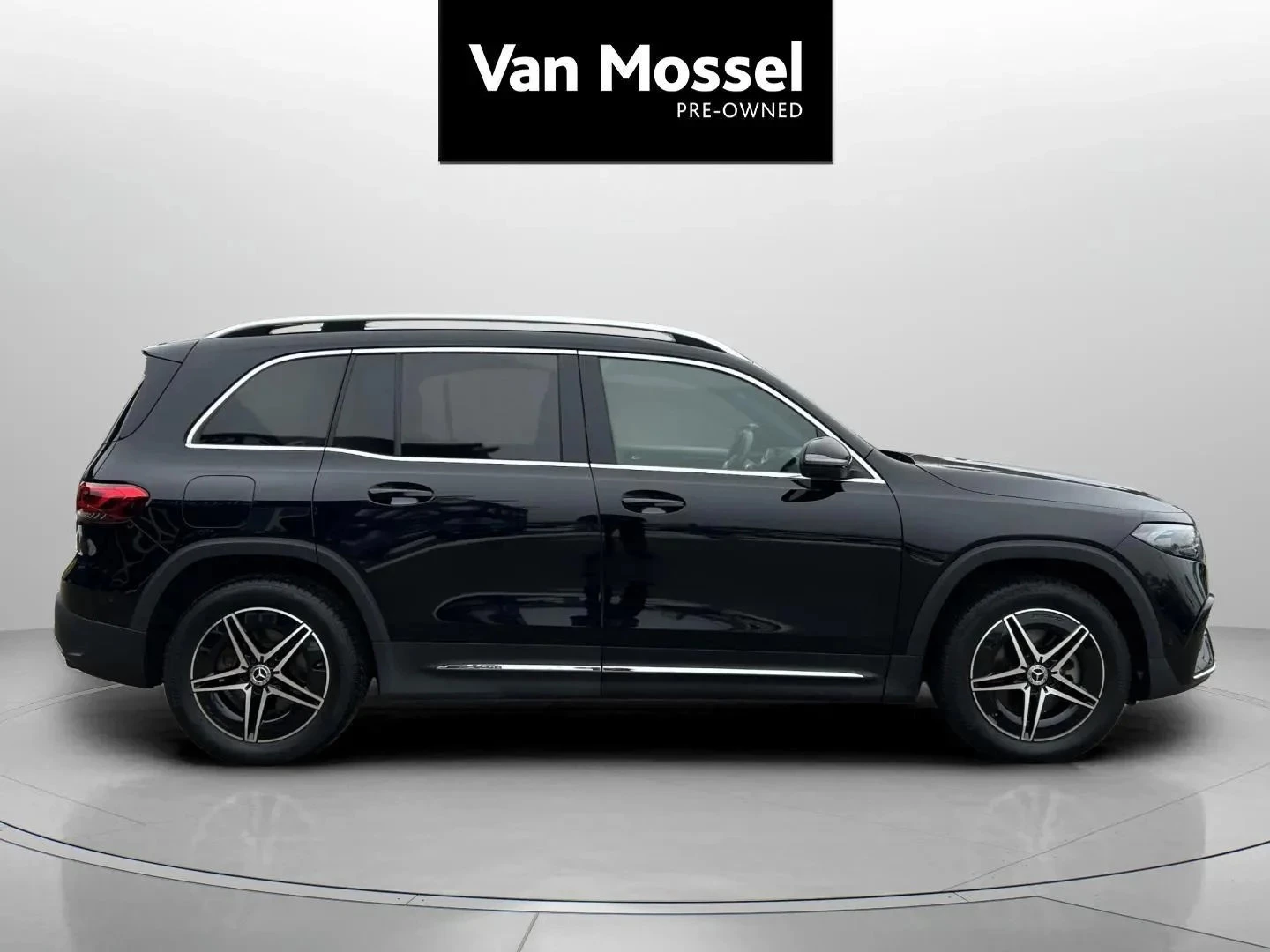 Mercedes-Benz-EQB-image-3