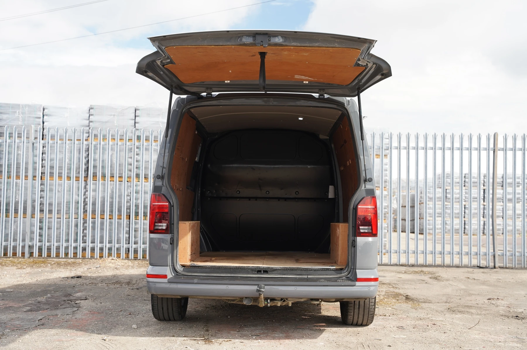 Volkswagen-Transporter-image-28