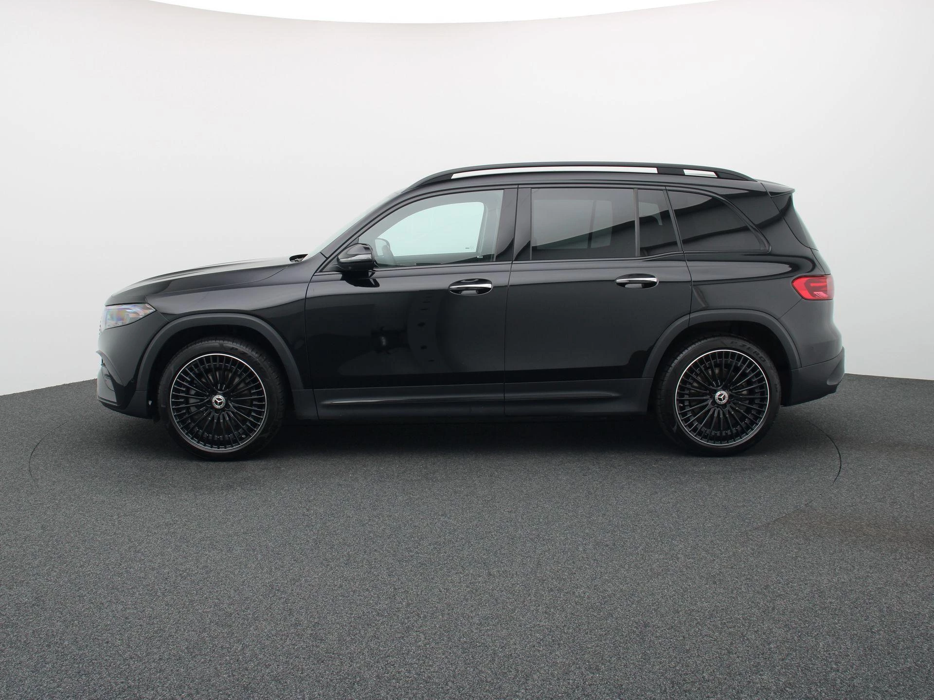 Mercedes-Benz EQB 350 4MATIC AMG Line + LEDER + PANO + BURMESTER + TREKHAAK + HEAD UP +