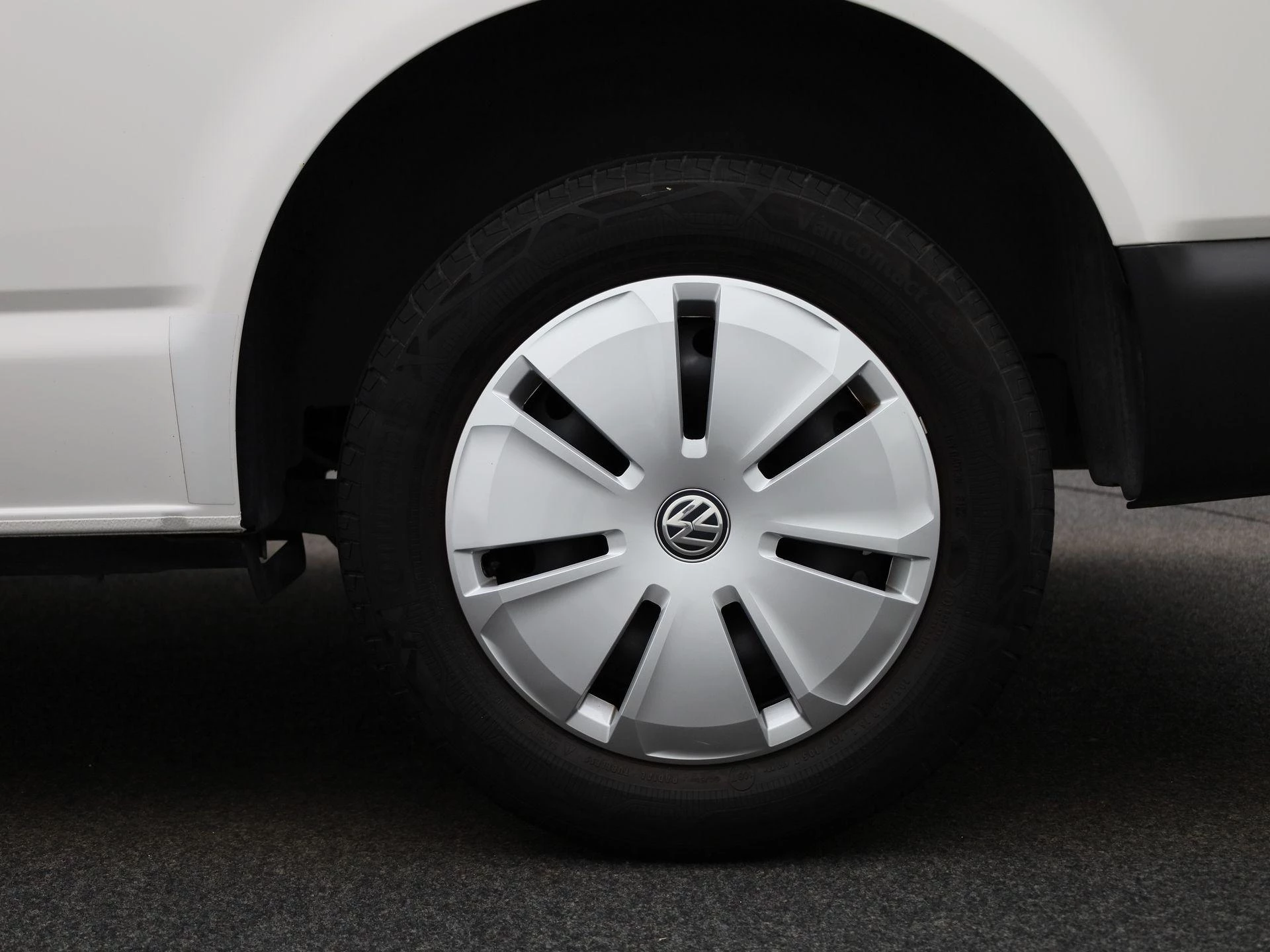 Volkswagen-Transporter-image-17