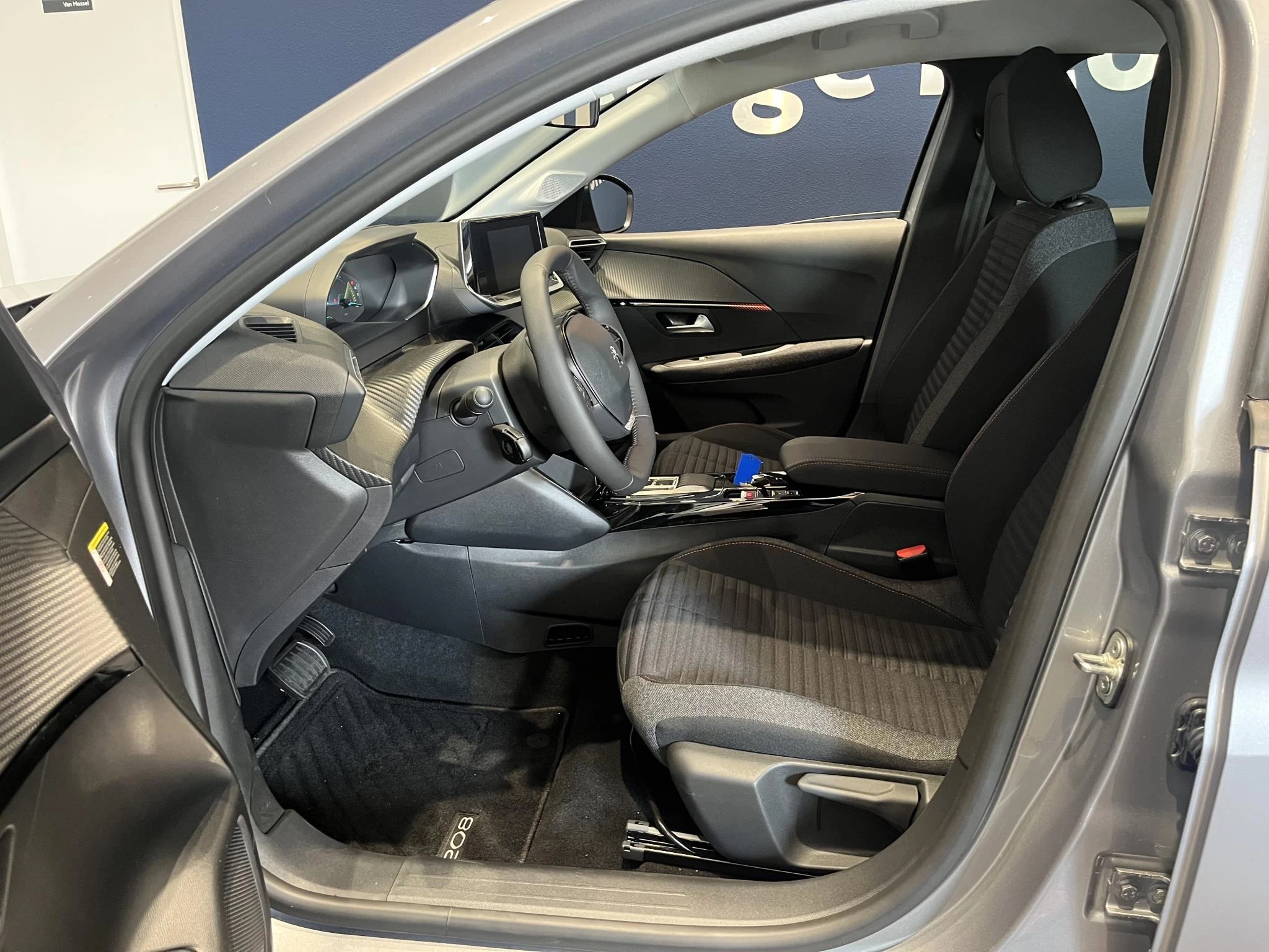 Peugeot-e-208-image-11