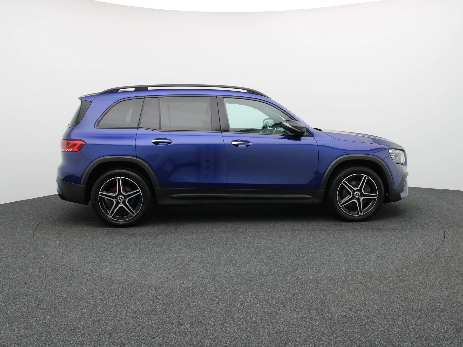 Mercedes-Benz-GLB-image-5