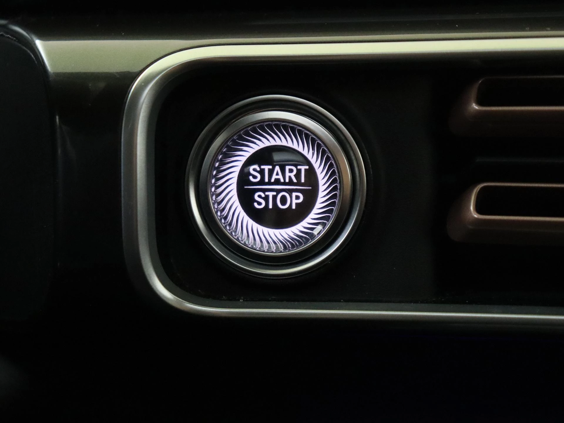 Mercedes-Benz-EQC-image-22