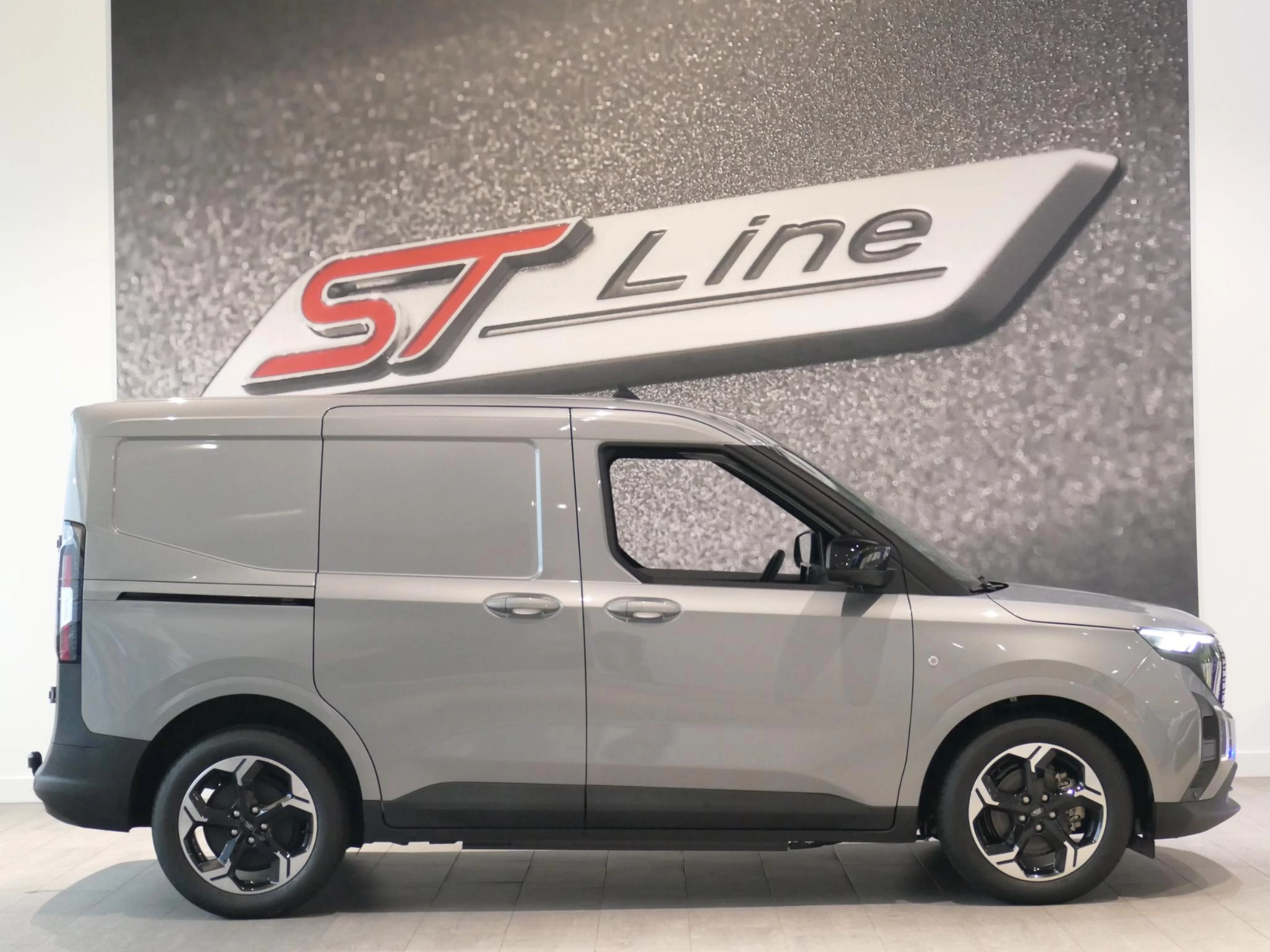 Ford-Transit Courier-image-4