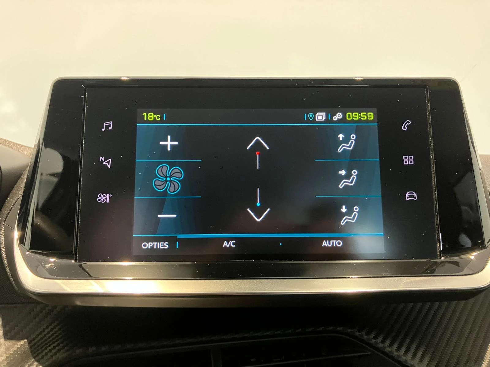 Peugeot-e-208-image-24
