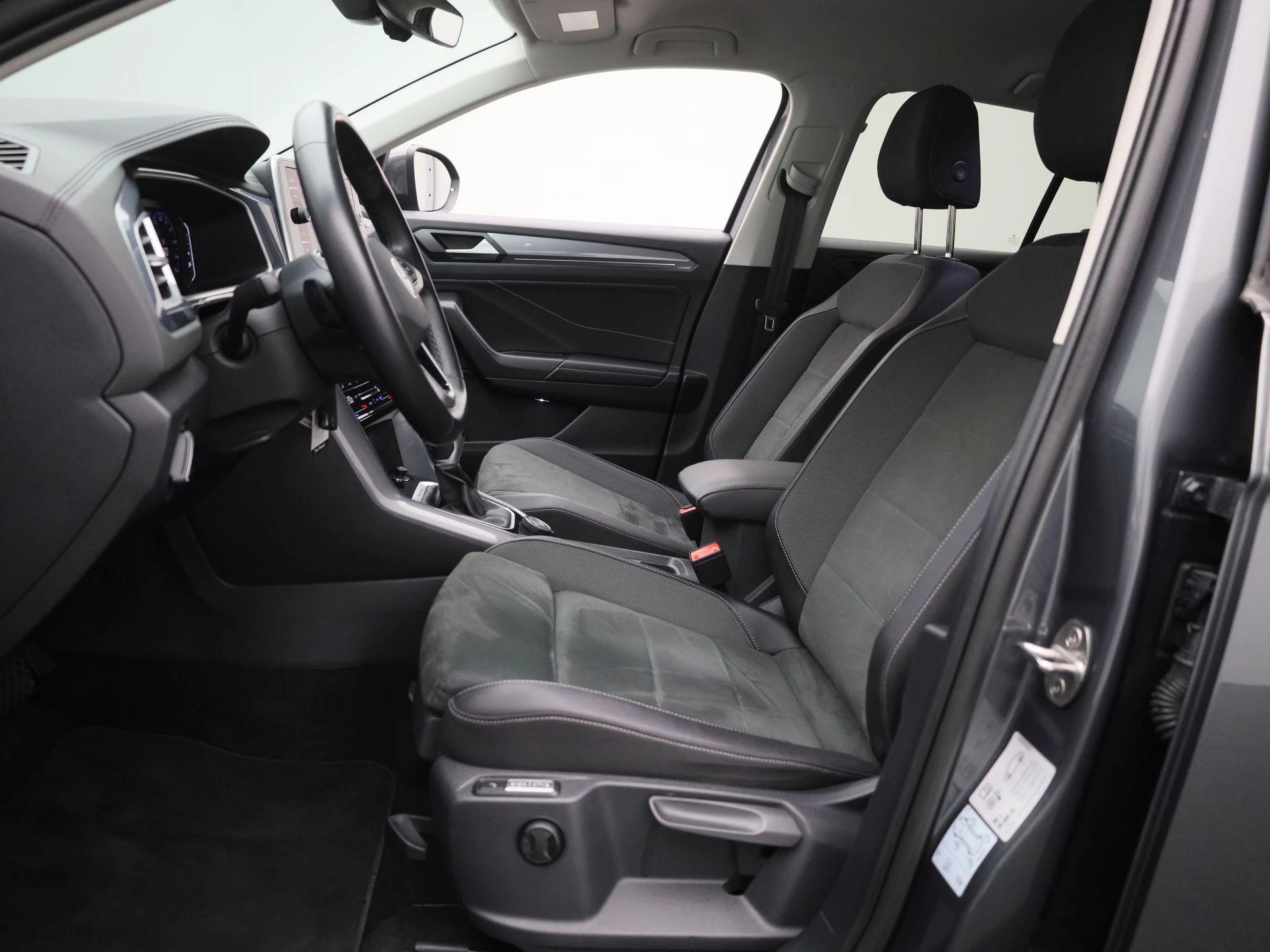 Volkswagen-T-Roc-image-11