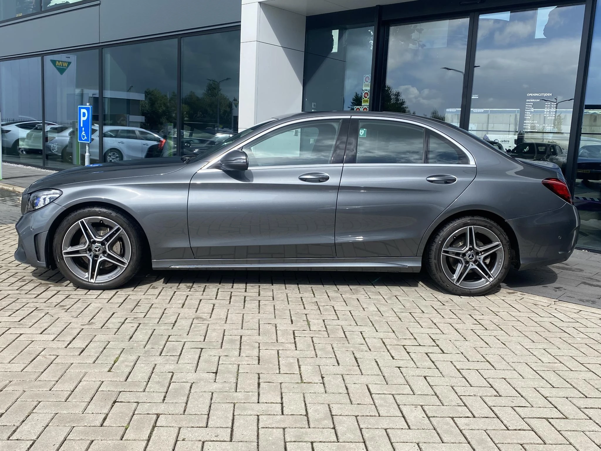 Mercedes-Benz-C-Klasse-image-1
