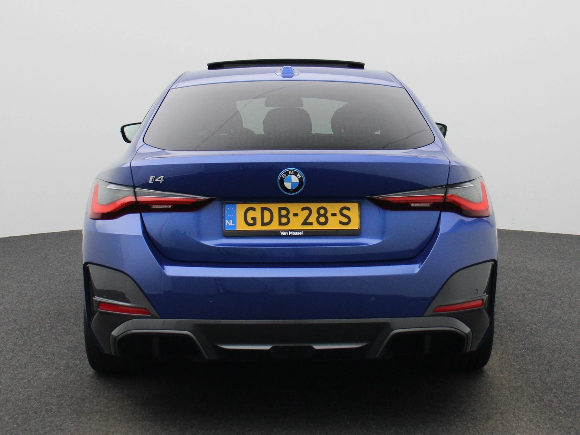 BMW-i4-image-6