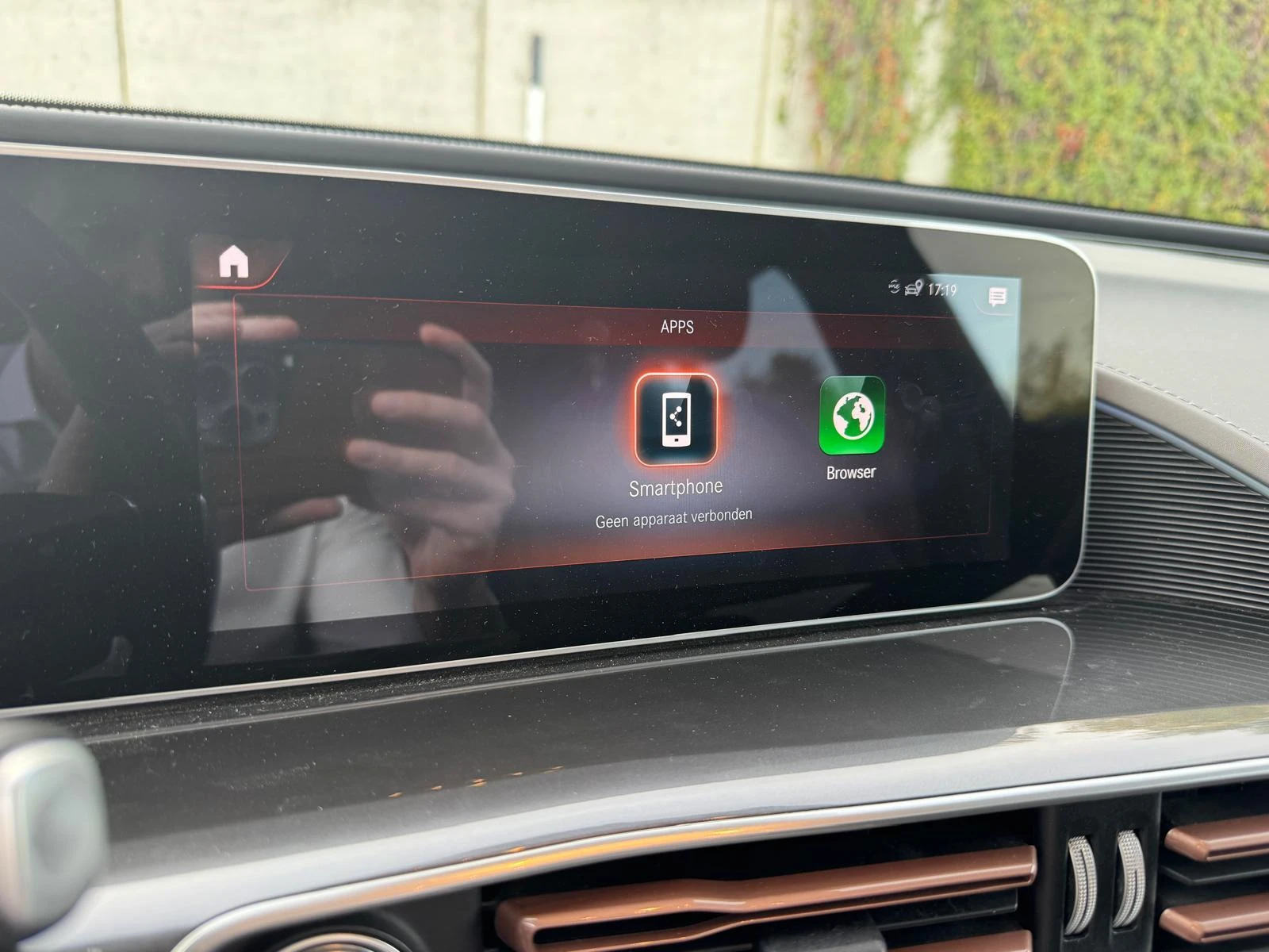 Mercedes-Benz-EQC-image-15