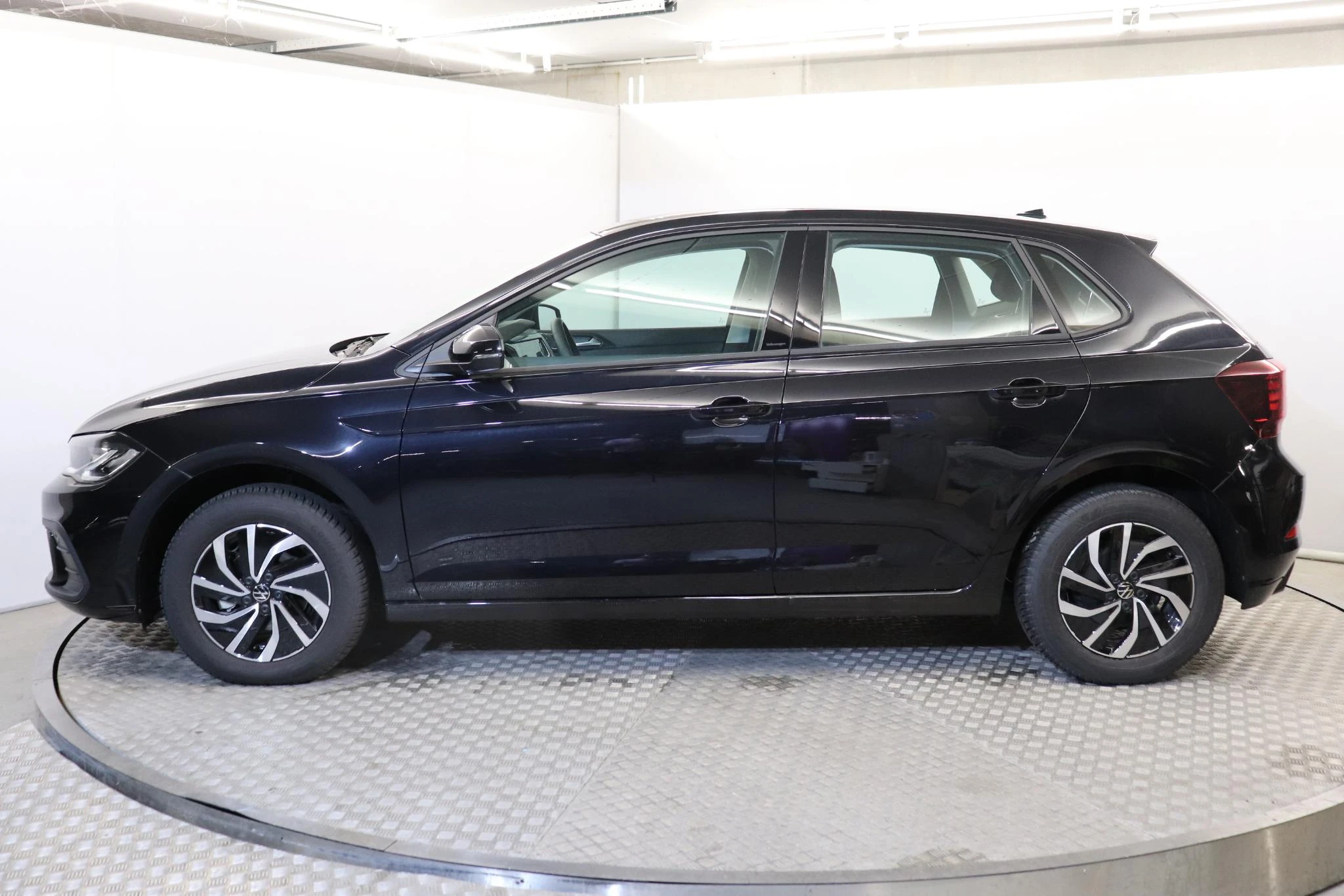 Volkswagen-Polo-image-4