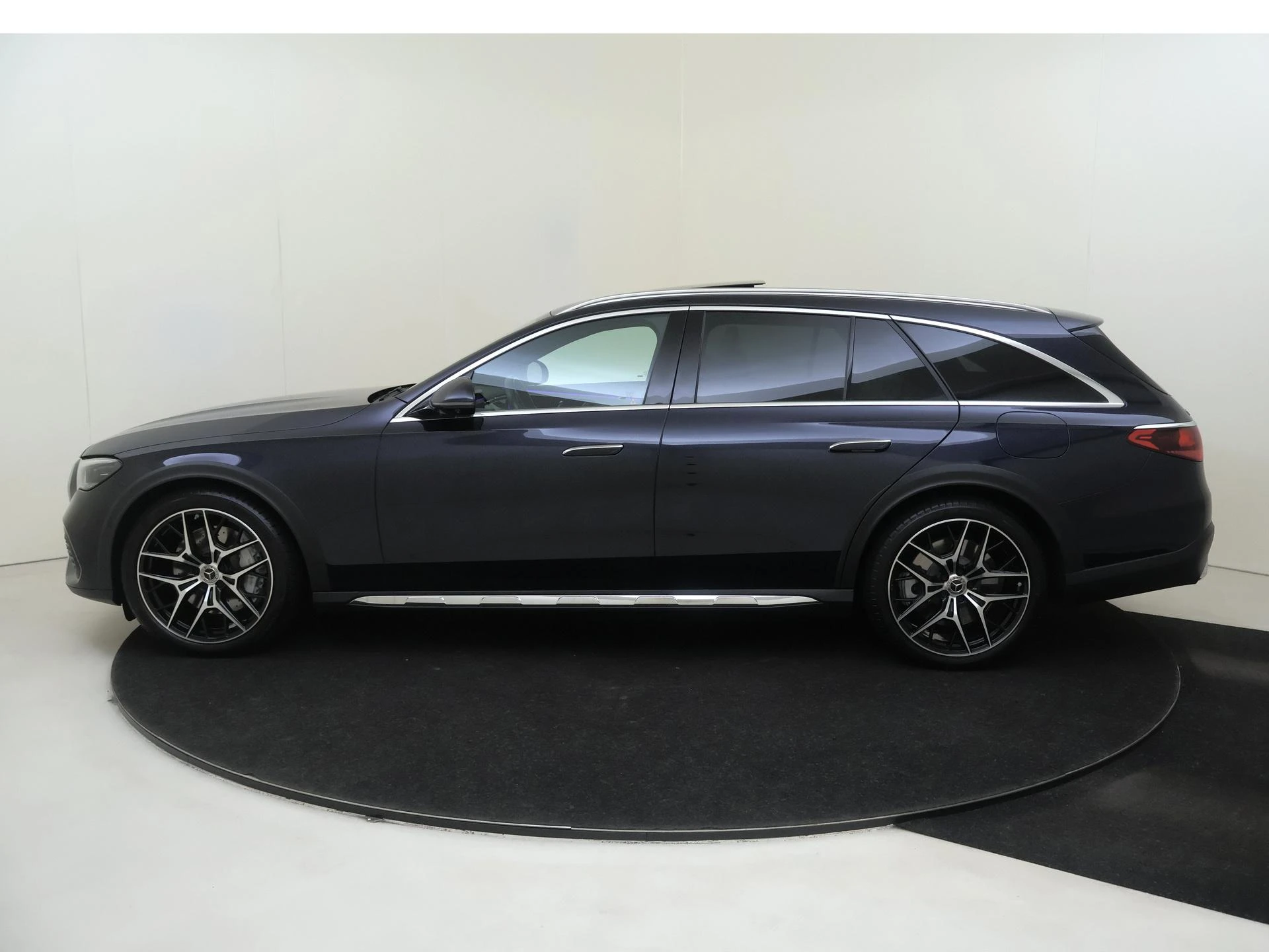 Mercedes-Benz-E-Klasse-image-7