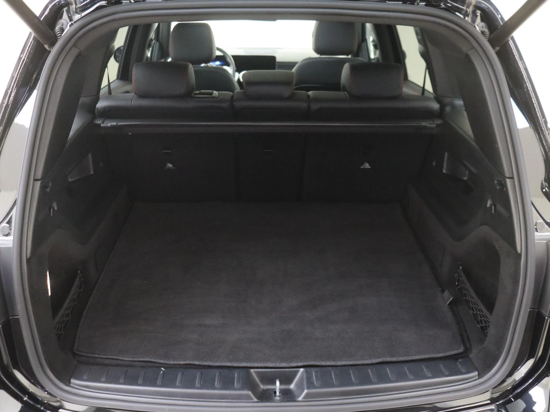 Mercedes-Benz-GLB-image-34