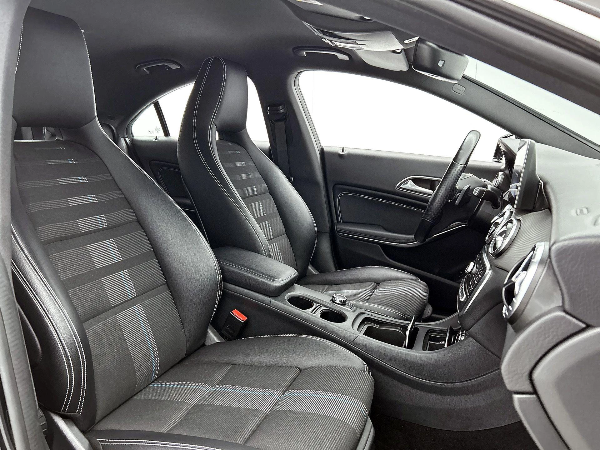 Mercedes-Benz-CLA-image-30