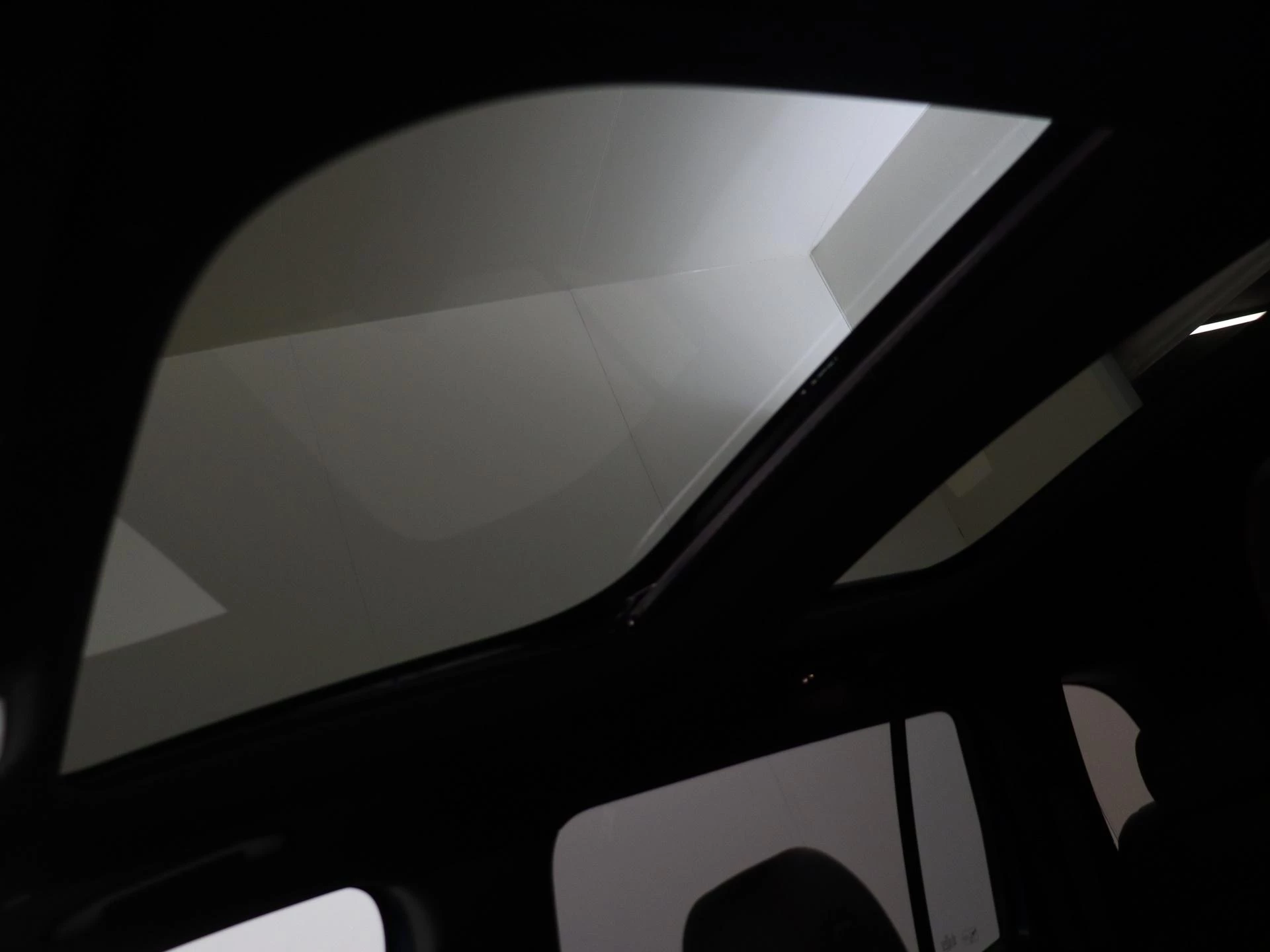 Mercedes-Benz-EQB-image-31