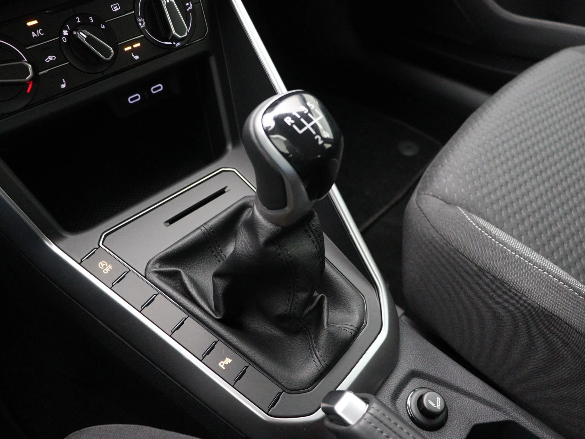 Volkswagen-Polo-image-18