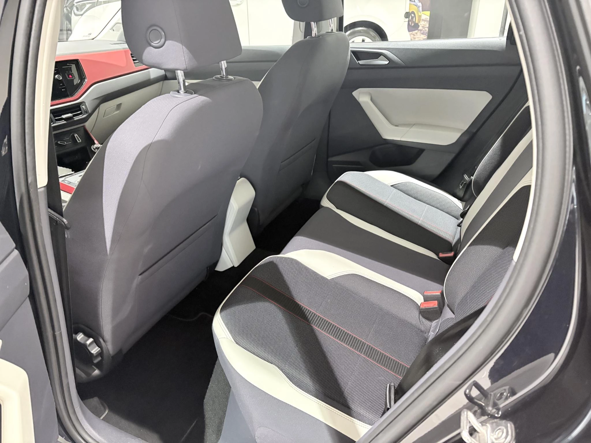 Volkswagen-Polo-image-9