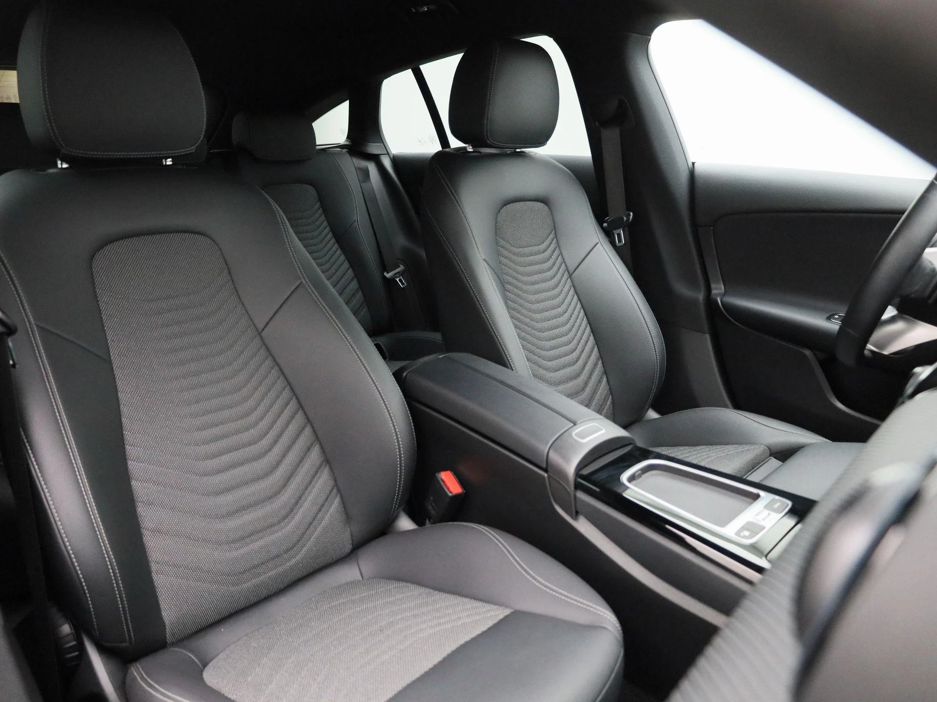 Mercedes-Benz-CLA-image-42