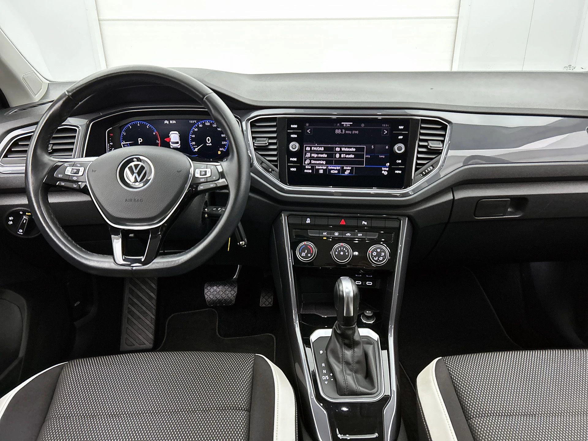 Volkswagen-T-Roc-image-20