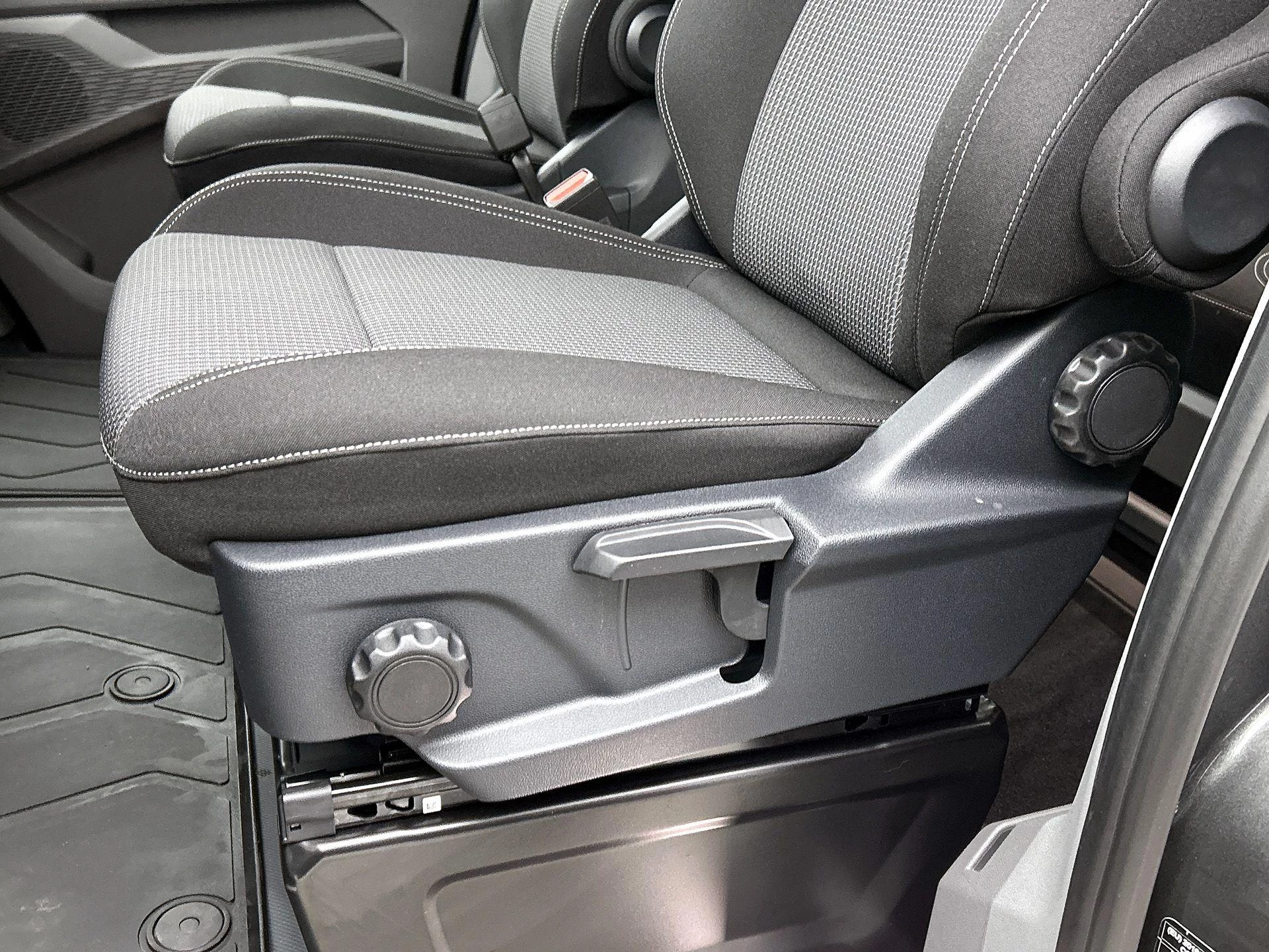 Volkswagen-e-Transporter-image-19