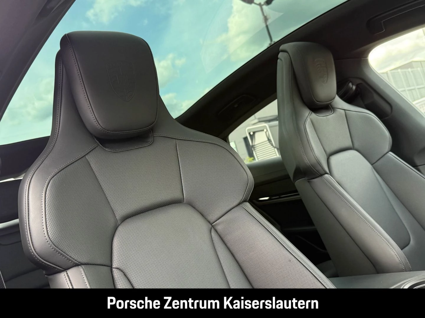 Porsche Taycan Black Edition InnoDrive HA-Lenkung HeadUp black edition